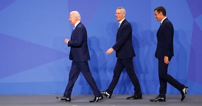 Desde la izquierda, el secretario general de la OTAN, Jens Stoltenberg; el presidente de Estados Unidos, Joe Biden, 
 y el presidente del Gobierno español, Pedro Sánchez, momentos antes de la foto de familia, durante la primera jornada de la cumbre de la Alianza en Madrid.