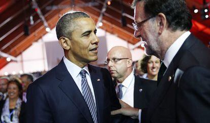 El presidente del Gobierno español, Mariano Rajoy (d), charla con su homólogo estadounidense, Barack Obama, durante la sesión inaugural de la cumbre del Clima (COP21) que se celebra en Le Bourget, cerca de París (Francia), hoy, 30 de noviembre de 2015. 