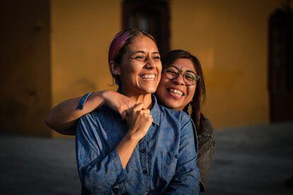 El trabajo de Meztli Jiménez y Paulina Córdova reivindica el aborto que tiene lugar en casa como una práctica segura para las mujeres. Ellas piensan que la legalidad no debe impedir que las mujeres accedan al procedimiento y por eso realizan acompañamientos informados para quienes lo necesiten.  