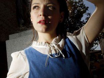 Natalia Lafourcade, ante la estatua de Agustín Lara en Lavapiés.