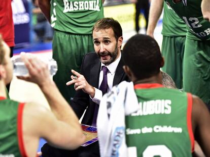 Sito Alonso, t&eacute;cnico del Baskonia, durante un tiempo muerto.