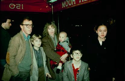 Woody Allen y Mia Farrow con sus hijos (Soon-Yi a la derecha de la foto).