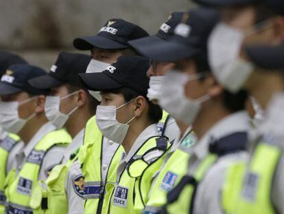 Varios policías surcoreanos, con mascarilla como precaución ante el MERS, este jueves en Seúl.