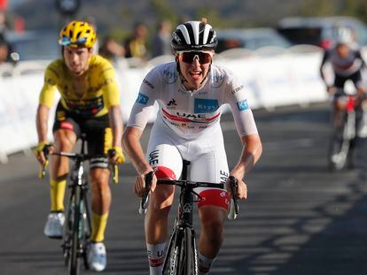 Pogacar llega este domingo a la meta en el Grand Colombier por delante del líder del Tour, Primoz Roglic.