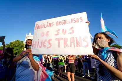 Dos mujeres durante una manifestación del colectivo trans, en Madrid, el 28 de junio de 2021.