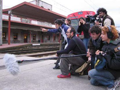 El equipo de la película <i>Sud express,</i> durante el rodaje en una estación.