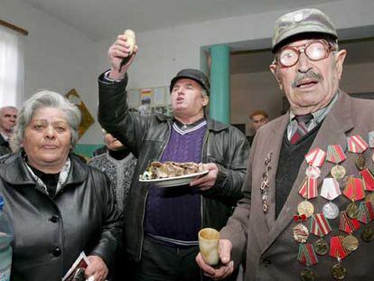 Un grupo de osetios brinda durante las votaciones de ayer en el referéndum sobre la independencia.