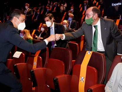 El presidente del Gobierno, Pedro Sánchez, saluda al presidente de Iberdrola, Ignacio Sánchez Galán, antes de la presentación del proyecto España 2050 este mes.