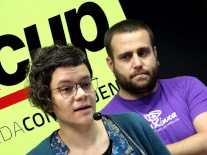 Nat&agrave;lia S&aacute;nchez y Xavi Gener&oacute;, de la organizaci&oacute;n de la asamblea de la CUP