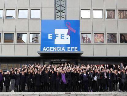 Trabajadoras de Efe concentradas este miércoles a las puertas de la agencia. 