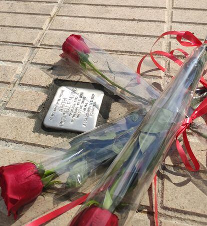 Rosas junto a una placa de homenaje a Aurora Picornell en Palma.