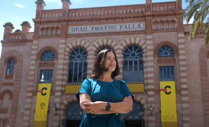 La lexicógrafa dominicana María José Rincón, delante del Gran Teatro Falla, de Cádiz, el lunes 27.