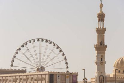 En el canal de Al Qasba se abrió en 2005 el Eye of Emirates Whell, una noria de 60 metros de altura sobre la ciudad de Sharjah. Desde sus 42 cabinas cerradas y climatizadas con aire acondicionado puede verse una de las zonas más turísticas de la ciudad, un área de ocio y restaurantes. En un día claro, aseguran, puede llegar a divisarse Dubái en la distancia. Más información: <a href="http://www.alqasba.ae/attractions/eye-of-the-emirates-wheel/7" target="_blank">www.alqasba.ae/attractions/eye-of-the-emirates-wheel</a>