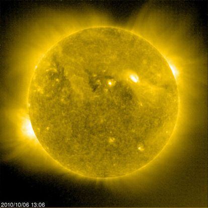 Imagen del Sol en ultravioleta tomada hoy por el satélite 'Soho'.