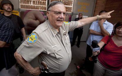 El &#039;sheriff&#039; Arpaio se dirige en 2010 a varios manifestantes ante su oficina.