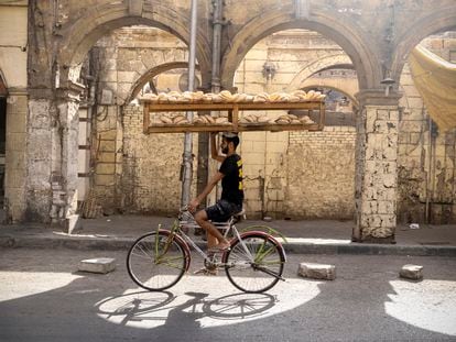 Un hombre reparte pan en una bicicleta en El Cairo.