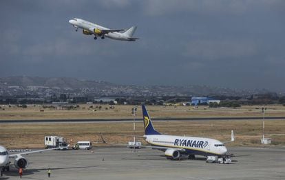 Avión de la compañía aérea Ryanair en el aeropuerto de Valencia.