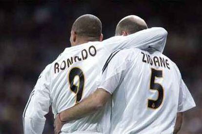 Zidane celebra su gol con Ronaldo.