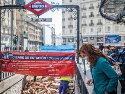 La candidata de Más Madrid, Mónica García, durante una visita a las obras de la estación de metro de Gran Vía.