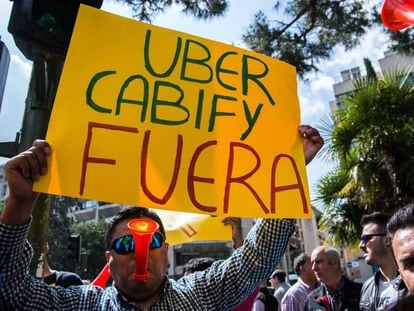 Protestas en Madrid contra la implantación de Uber y Cabify. 