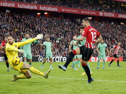 Gorka Guruzeta marca el primer gol del Athletic ante el Atlético.