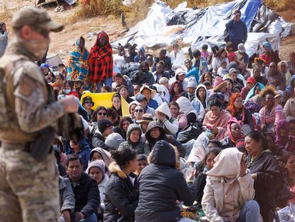 Una multitud de migrantes se agolpa entre las dos vallas de la frontera cerca de San Diego, en California, este jueves.