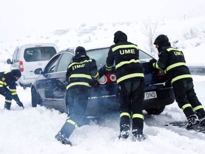 Efectivos de la Unidad Militar de Emergencias (UME) durante el rescate de los veh&iacute;culos atrapados este s&aacute;bado en la AP6 por la nevada.
