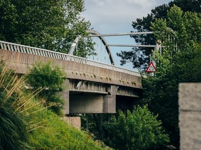 Vista del puente de Ponte Arnelas, cerrado después de romper los tirantes que lo sujetaban.