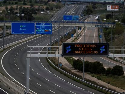 Autovía A-1 en Madrid sin tráfico por las restricciones debido a la pandemia el 9 de abril de 2020.