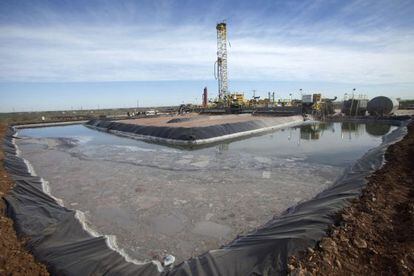 Vista de actividades de preparación para extraer petróleo en un pozo de la compañía Windsor Energy, en Midland, Texas (EE UU).
