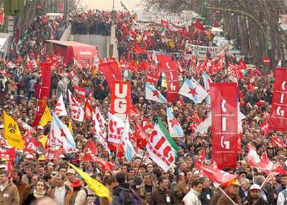 Trabajadores de Izar se manifiestan en Madrid, en protesta por el bloqueo de la negociación del convenio colectivo.
