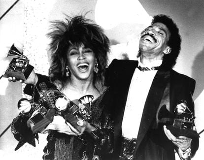 Tina Turner y Lionel Richie posan con los premios Grammy en Los Ángeles, en 1985. 