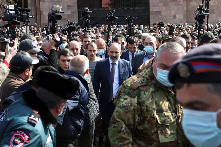 El primer ministro armenio, Nikol Pashinyán (en el centro, de traje), junto a sus partidarios en la plaza principal de Yereván, el 25 de febrero de 2021.