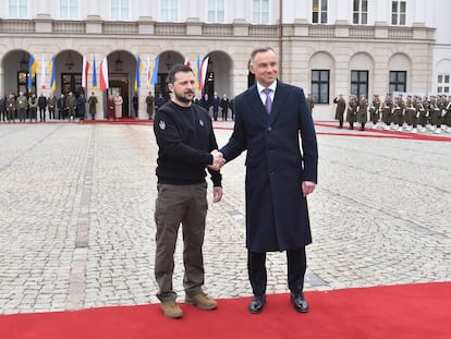 El presidente de Ucrania, Volodímir Zelenski, junto a su homólogo polaco, Andrzej Duda, en el palacio presidencial de Varsovia, el pasado 5 de abril.