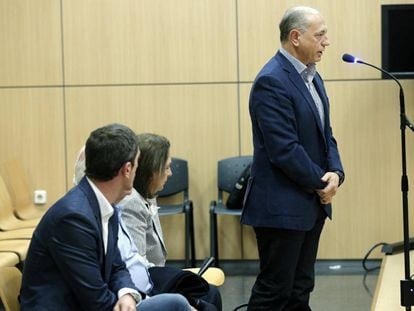 El exalcalde de Manises, Crespo, en pie, junto a sus familiares acusados en el juicio