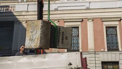 Retirada del monolito al Alférez Provisional el pasado martes.