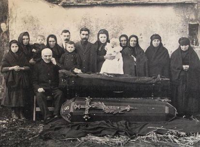 Fotografía <i>post mortem</i> del primer tercio del siglo XX, de autor desconocido, hallada en un archivo particular de Santiago.