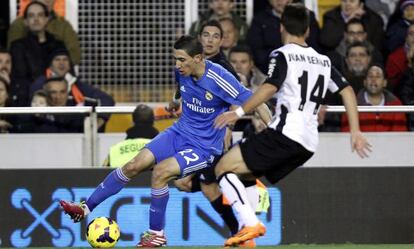 Di María intenta eludir la marca de Bernat.