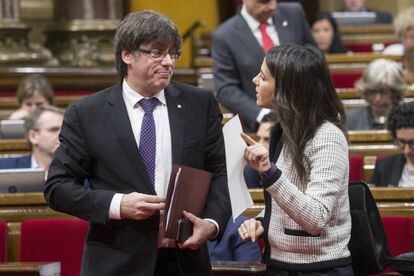 El presidente de la Generalitat de Cataluña, Carles Puigdemont, habla con la líder de Ciudadanos, Inés Arrimadas.