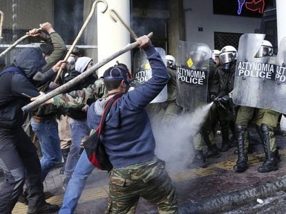 Ganaderos se enfrentan a policías en Creta.