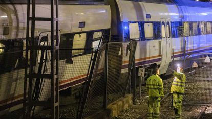 Dos operarios en El Chorro (Álora, Málaga), donde dos trenes de Media Distancia chocaron lateralmente este 16 de diciembre.