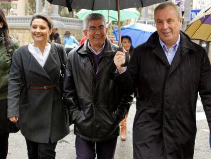 La diputada Laura Seara (segunda por la izquierda), seguida del secretario del PSdeG ourensano, Ra&uacute;l Fern&aacute;ndez, y Pachi V&aacute;zquez, en Ourense.