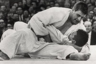 Geesink inmoviliza a Kaminaga en los Juegos de Tokio de 1964.