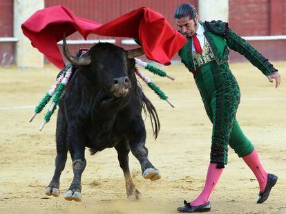 Javier Conde, con la muleta ante el primer toro de la tarde.