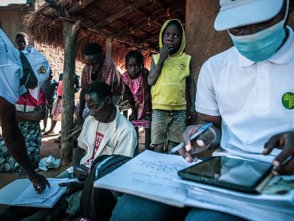 A través de cooperación española, médicos del ISGlobal de Barcelona realizan un estudio en Mopeia, Mozambique, con el uso de la ivermectina, que ayuda a controlar la población de mosquitos, vector de transmisión de la malaria en una de las regiones más afectadas por esta enfermedad endémica, en junio del año pasado.