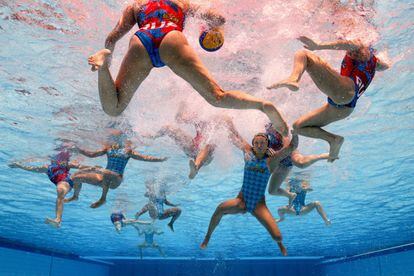 Partido femenino de waterpolo de la ronda preliminar que enfrenta a la selección de Rusia contra la de Kazajstán durante los Campeonatos Mundiales FINA en Budapest (Hungría).