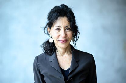 La escritora francesa Yasmina Reza, en la recogida de un premio en la Academia de las Artes de Berlín en diciembre de 2022.