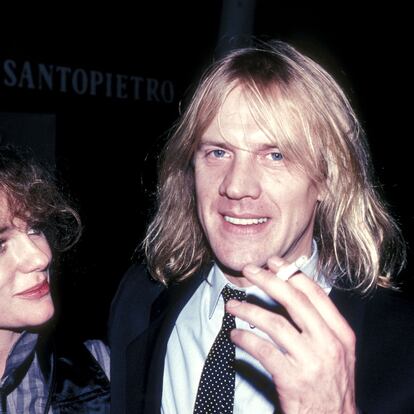 Alexander Godunov y la que fue su pareja, Jacqueline Bisset, en una inauguración en California en 1983. El rudo bailarín ruso y la bella actriz francesa eran entonces la pareja de moda.