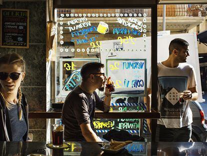 Un grupo de jóvenes disfrutan de esta bebida en el bar Pietro de Barcelona. 