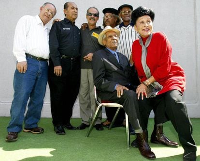 Los compositores del grupo de músicos cubanos Buena Vista Social Club posando en Ciudad de México.